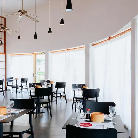 منتجع Louis Imperial 4*